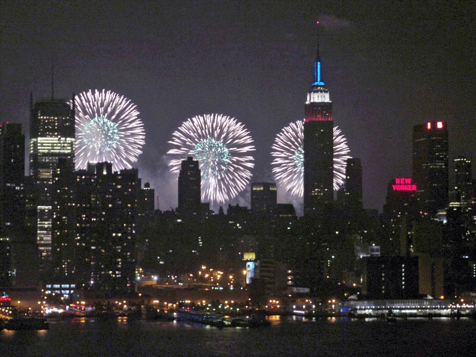 Fuegos artificiales sobre Nueva York, vistos por miles y miles de personas, cierran normalmente las celebraciones del 4 de julio en esa y muchas ciudades de EEUU. (Getty Images)