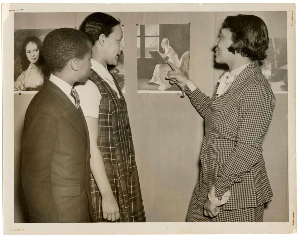 Alma Thomas with students at Howard University Art Gallery.