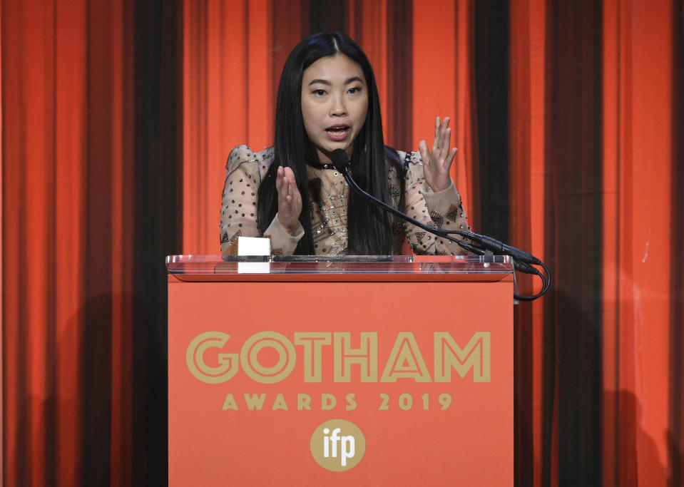 Awkwafina recibe el premio Gotham a la mejor actriz por su trabajo en "The Farewell", el lunes 2 de diciembre del 2019 en Nueva York. (Foto por Evan Agostini/Invision/AP)