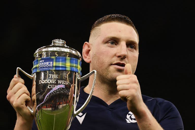 Finn Russell, con la copa Doddie Weir Cup tras ganar con Escocia el partido ante Gales (27-26) por el Seis Naciones
