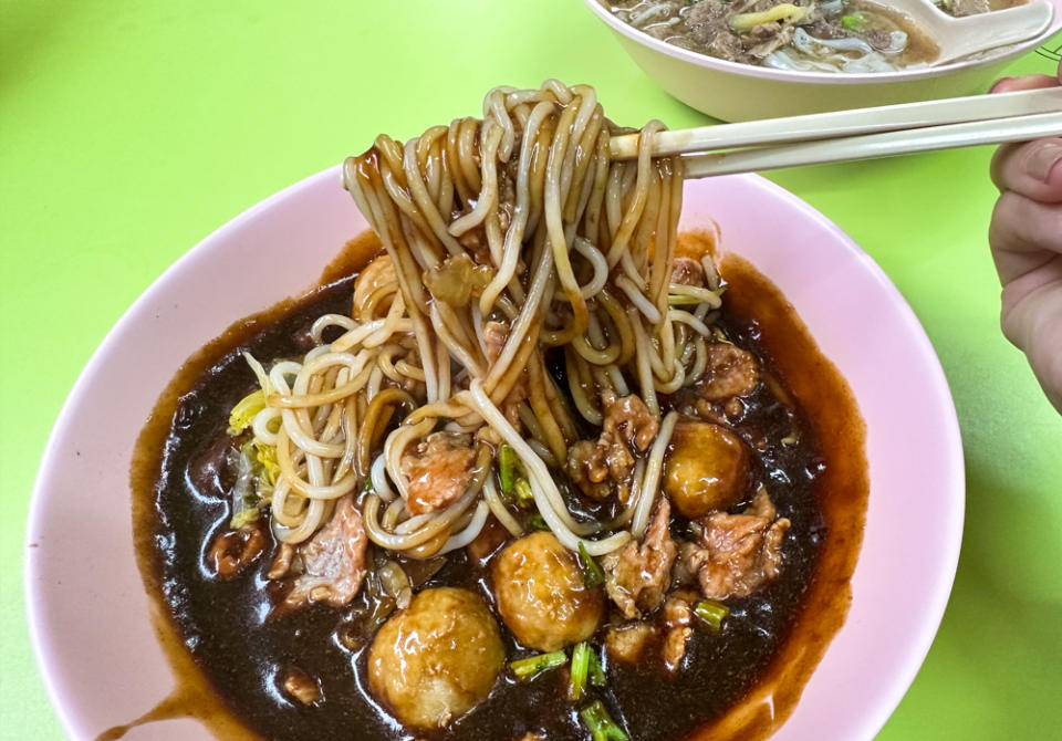 bugis long house lim kee beef noodles -beef sliced + beef ball noodles