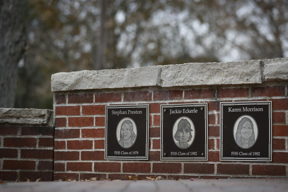 Los rostros de tres estudiantes de Finneytown que murieron en una estampida en el concierto de The Who en un monumento memorial en la secundaria de Finneytown, Ohio, en una fotografía del 3 de diciembre de 1979 en una fotografía del jueves 21 de noviembre de 2019. (Foto AP/John Minchillo)