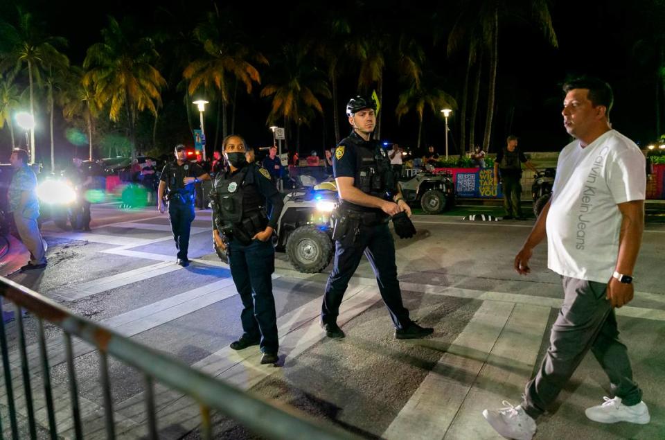 Un grupo de policías observa cómo unos vacacionistas graban un video en Ocean Drive y 8 Street en Miami Beach el 25 de marzo de 2022. MATIAS J. OCNER mocner@miamiherald.com
