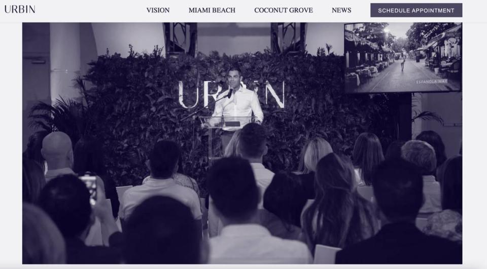 En una foto publicada en el portal digital de la compañía, se ve al alcalde de Miami Francis Suárez hablando en el lanzamiento de URBIN de Kapoor, en Miami Beach. Los registros de la empresa muestran que el urbanizador le pagó a Suárez al menos $170,000 desde 2021.