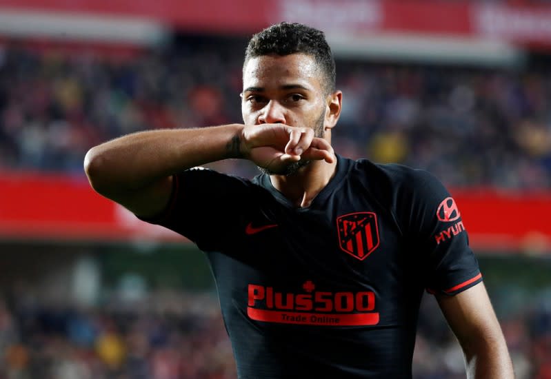 Renan Lodi del Atlético Madrid celebra el primer gol frente al Granada.