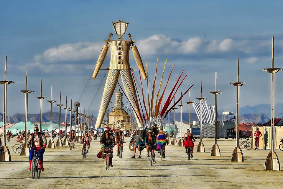 Demonstranten blockierten den Eingang zum Burning Man und forderten Einschränkungen für Privatjets und Einwegplastik auf dem Festival. - Copyright: Andrew Wyatt/Burning Man