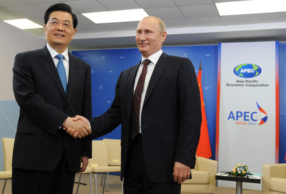 In this photo released by APEC 2012, Russian President Vladimir Putin, right, meets with Chinese President Hu Jintao during the APEC summit in Vladivostok, Russia, Friday, Sept. 7, 2012, . (AP Photo/APEC2012)