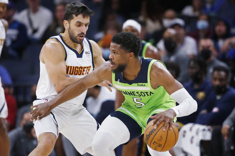 Facundo Campazzo defiende a Malik Beasley en el partido en el que Denver derrotó un un doble a Minnesota Tmberwolves