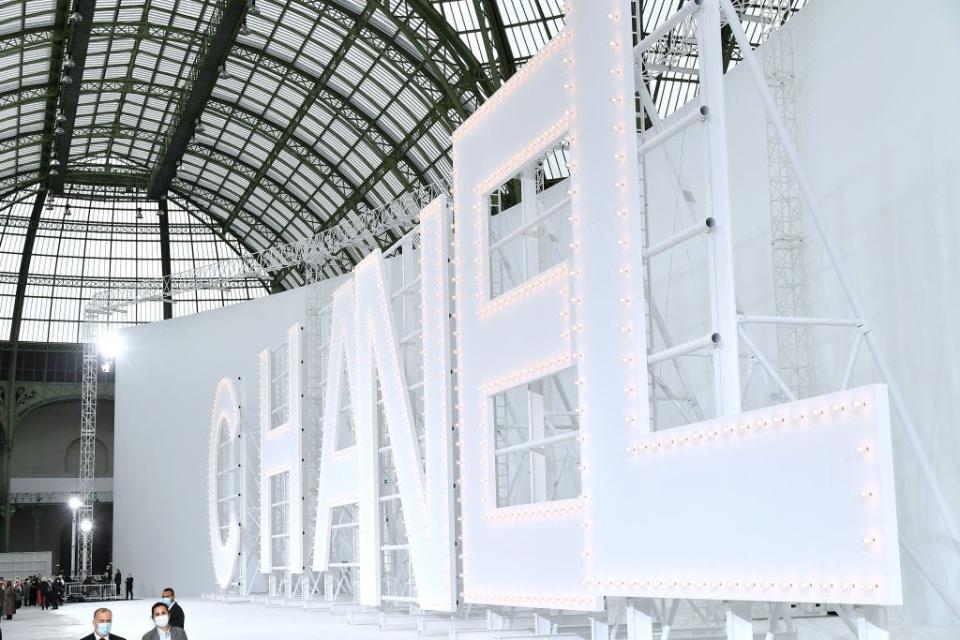 <p>Harking back to the golden age of cinema, Chanel recreated the Hollywood sign in the Grand Palais. </p><p>Models walked between the iconic brand's oversized lettering for the SS21 show, that hosted a reduced crowd due to the ongoing pandemic.</p>