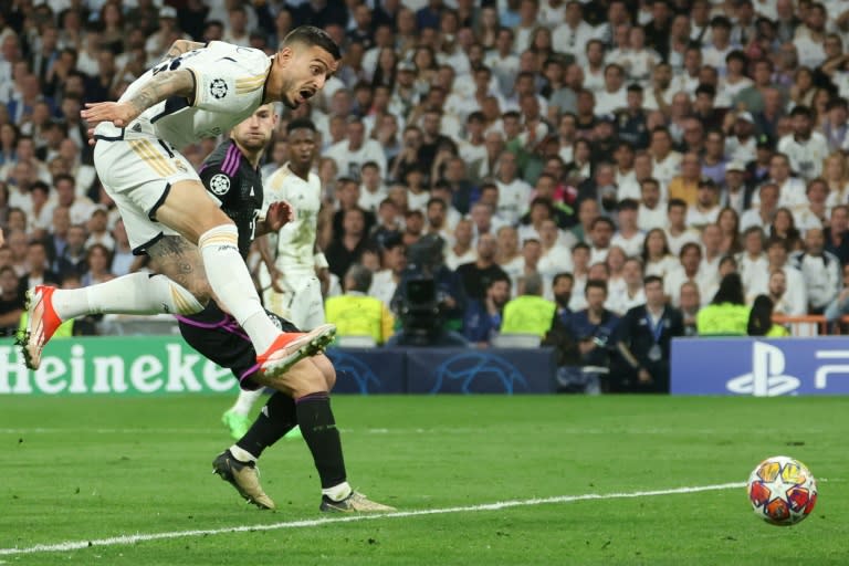 El delantero del Real Madrid Joselu marca el gol de la victoria 2-1 frente al Bayern Múnich que clasificó al equipo español para la final de la Liga de Campeones, en el estadio Santiago Bernabéu de la capital de España el 8 de mayo de 2024 (Pierre-Philippe MARCOU)