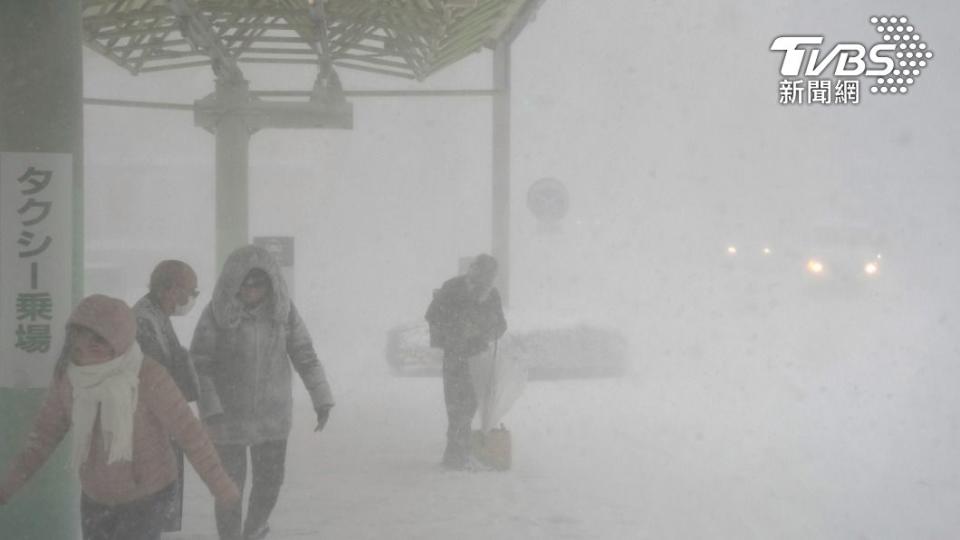 日本遭遇10年來最強寒流，各地降下大雪。（圖／達志影像美聯社）