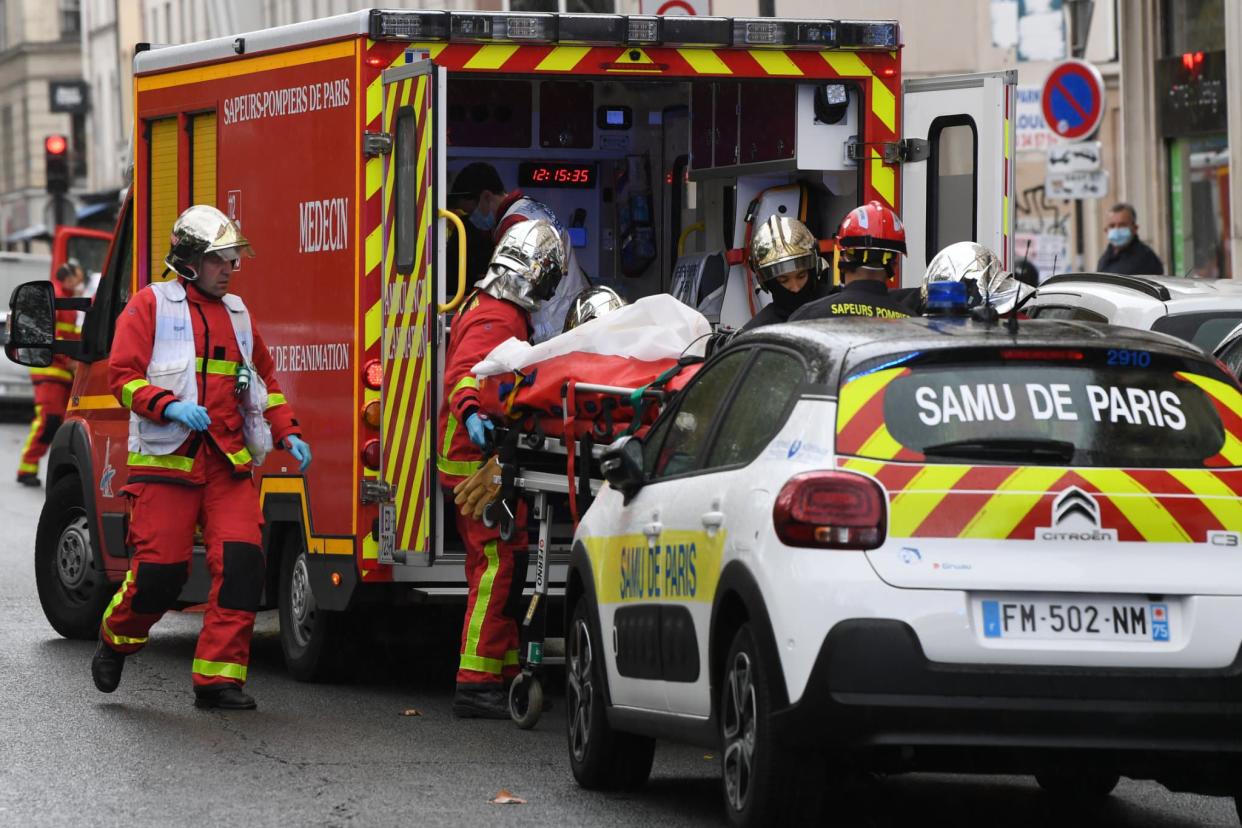 Des pompiers interviennent après une attaque à l'arme blanche près des anciens locaux de Charlie Hebdo, vendredi 25 septembre 2020 - Alain Jocard - AFP