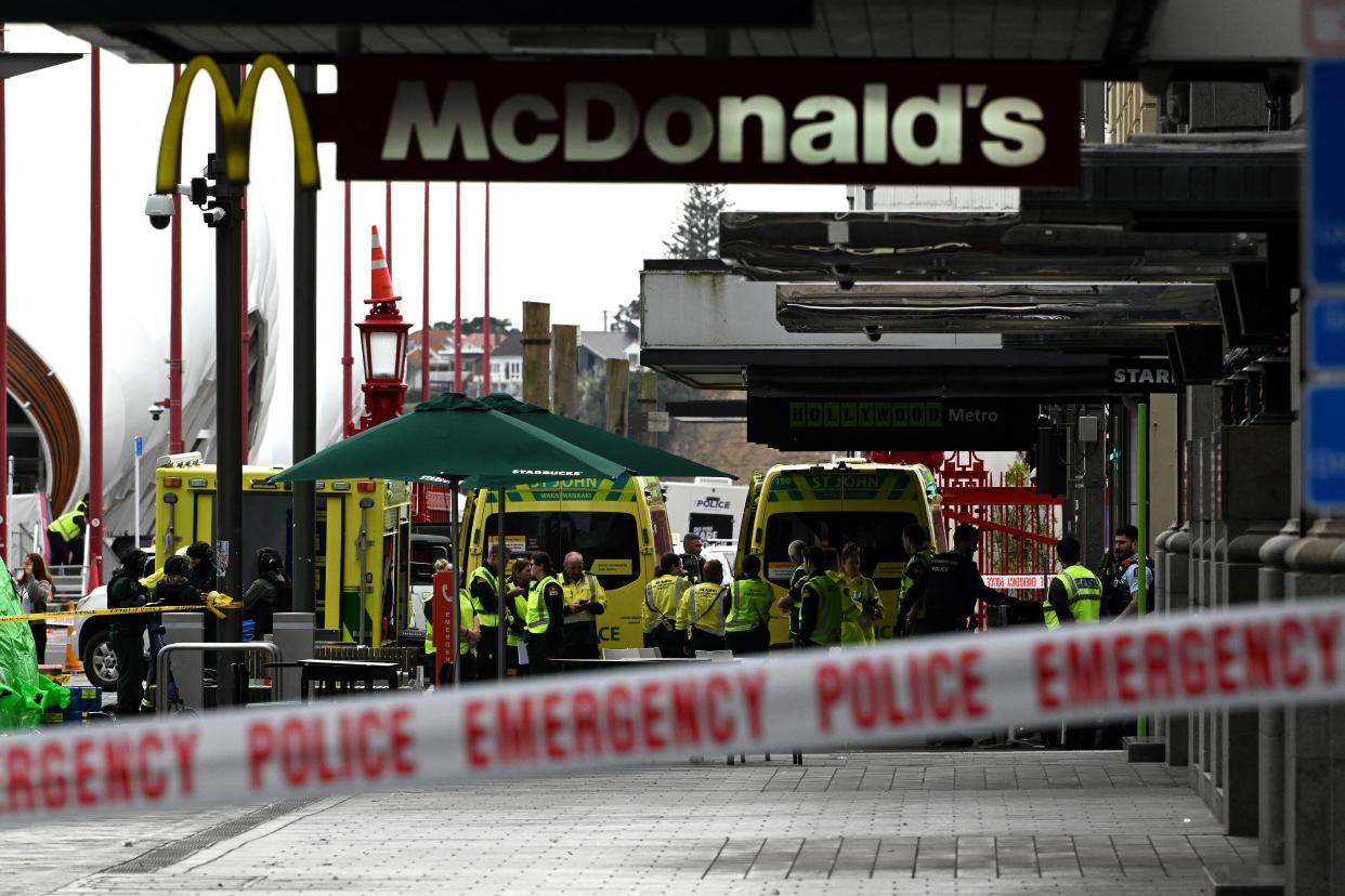 Les ambulances sur le lieu de la fusillade dans le centre d’Auckland, le 20 juillet 2023.