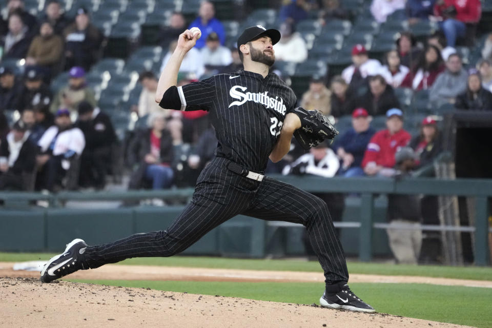 Lucas Giolito, abridor de los Medias Blancas de Chicago, lanza en el segundo juego de una doble cartelera ante los Filis de Filadelfia, el martes 18 de abril de 2023 (AP Foto/Charles Rex Arbogast)