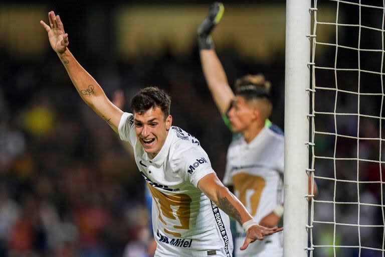 Juan Dinenno celebra un gol jugando en los Pumas frente a Cruz Azul en las semifinales de la Liga de Campeones de la Concacaf.