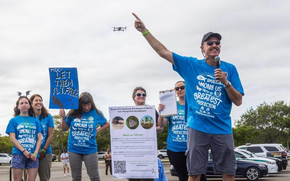 Ron Magill (extrema derecha), director de comunicaciones del Zoo Miami lidera a un grupo de habitantes del sur de la Florida durante un mitin para convencer a la comisión de Miami-Dade de que votara en contra del controvertido plan de construir el parque acuático Miami Wilds junto al Zoo Miami, el sábado 4 de noviembre de 2023.