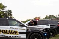 Foto del lunes de agentes de policía trabajando en el lugar donde se hallarn decenas de inmigrantes muertos dentro de un camión en San Antonio, Texas