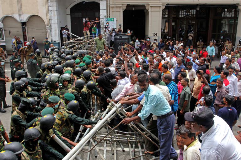 Los agricultores participan en una protesta antigubernamental que exige la renuncia del presidente de Sri Lanka, Gotabaya Rajapaksa, por la actual crisis económica del país en Colombo, el 6 de julio de 2022. (Photo by AFP)