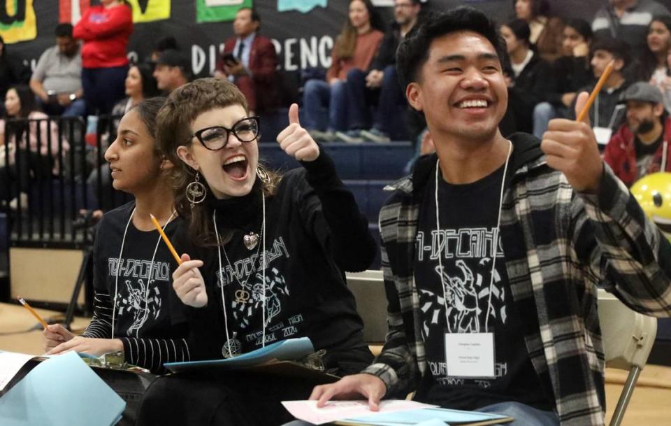 Los competidores de Clovis East Gurleen Kaloty, Nova Rogers y Christian Castillo reaccionan a una respuesta correcta durante el Super Quiz en el Decatlón Académico del Condado de Fresno 2024, el 3 de febrero de 2024, en Sunnyside High School.