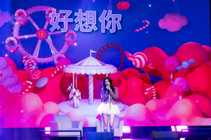 姜惠元演唱了中文歌曲〈好想你〉。（圖／星月文創）