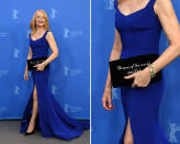 <p>Die US-Schauspielerin Patricia Clarkson wählte für ihren Auftritt bei der Berlinale ein bodenlanges, blaues Traumkleid – trotzdem stand ihr Accessoire, eine samtige Clutch, im Vordergrund. Darauf war eine starke Nachricht zu lesen: „Women of the world, unite!“ (dt.: „Frauen dieser Welt, vereinigt euch!“). (Bild: Getty Images) </p>