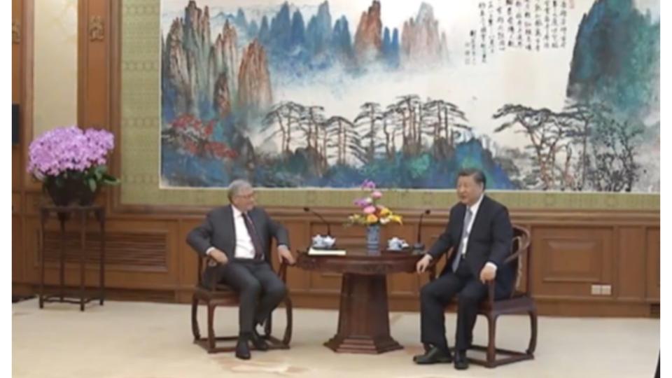 中國國家主席習近平16日在北京釣魚台賓館接見比爾蓋茲（左）。翻攝央視新聞畫面