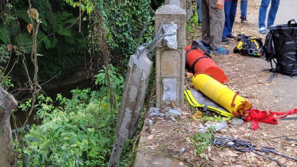 4名老人同車從護欄破口墜落10公尺深河谷，獲救後送醫救治。（圖：寶山鄉長邱振瑋提供）
