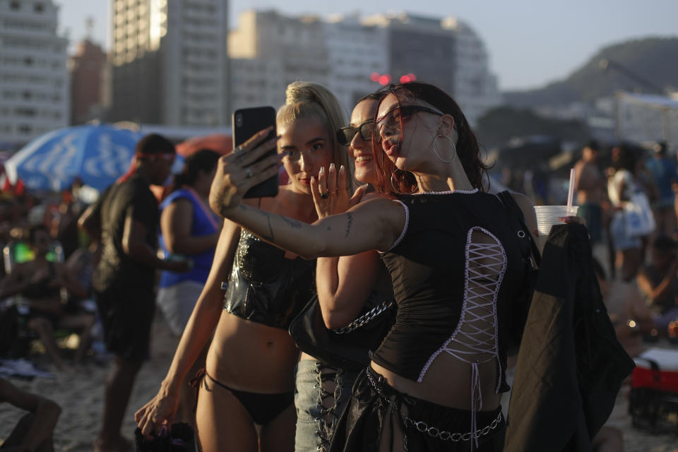 Unas fans se toman una selfie mientras esperan el comienzo del último concierto de la gira Celebration de Madonna en la playa de Copacabana en Río de Janeiro, Brasil, el sábado 4 de mayo de 2024. (Foto AP/Bruna Prado