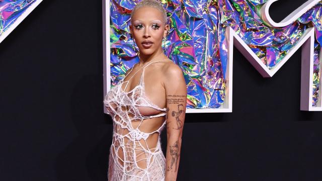 Doja Cat Wore a transparent Spider Web Dress on the 2023 MTV VMAs Red Carpet