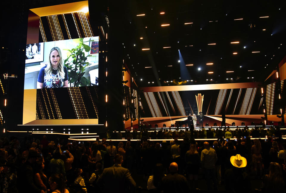 Miranda Lambert acepta remotamente el premio a la artista del año durante la ceremonia de los Premios ACM, el lunes 7 de marzo de 2022 en el Allegiant Stadium en Las Vegas. (Foto AP/John Locher)