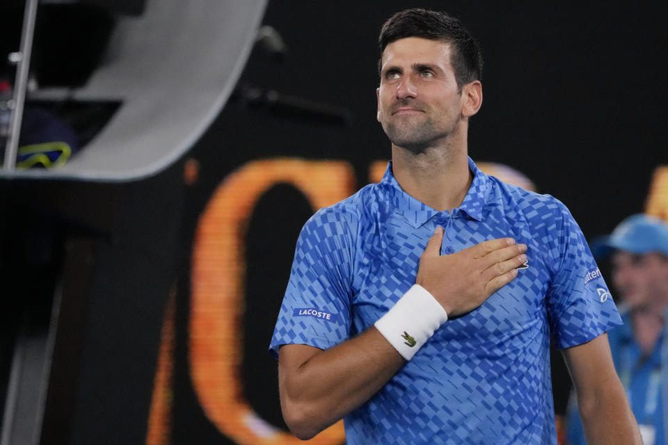 Novak Djokovic de Serbia reacciona después de derrotar a Roberto Carballes Baena de España en su partido de primera ronda en el campeonato de tenis del Abierto de Australia en Melbourne, Australia, el miércoles 18 de enero de 2023. (Foto AP/Aaron Favila)