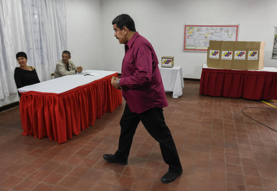 El presidente venezolano Nicolás Maduro se retira de la mesa de votación, luego de emitir su voto en las elecciones nacionales, el 20 de mayo de 2018 en Caracas