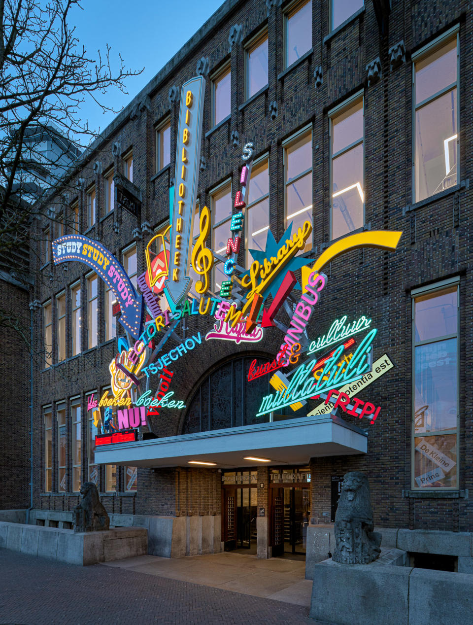 Kunstwerk van Maarten Baas op de bibliotheek in Utrecht.