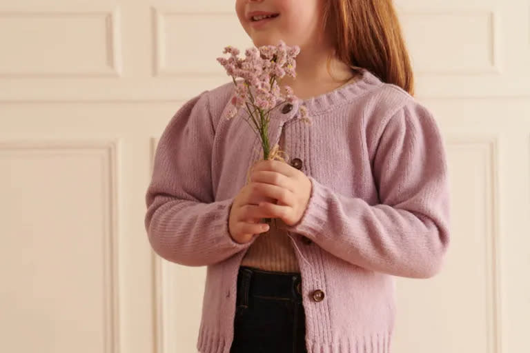 Un sweater tan lindo como versátil, que puede ir con un vestido pero también con jeans.