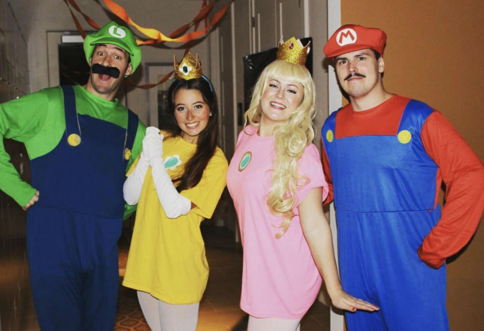 Luigi, Daisy, Peach y Mario Bros