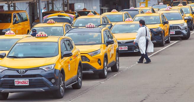 台北市公運處已要求，只要防疫計程車司機有症狀就得跟車隊通報、不得載客。（陳麒全攝）