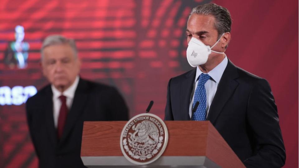Carlos Slim Domit de la Fundación Carlos Slim anuncia la producción en México de la vacuna AstraZeneca mientras Andrés Manuel López Obrador escucha en el fondo
