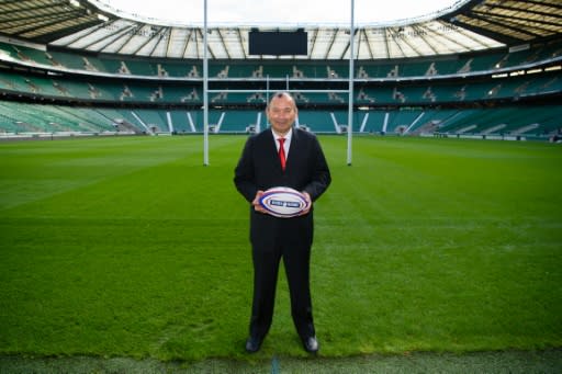 El nuevo seleccionador de rugby de Inglaterra, el australiano Eddie Jones, posa para los fotógrafos en el estadio Twickenham, Londres, el 20 de noviembre de 2015 (AFP | Leon Neal)