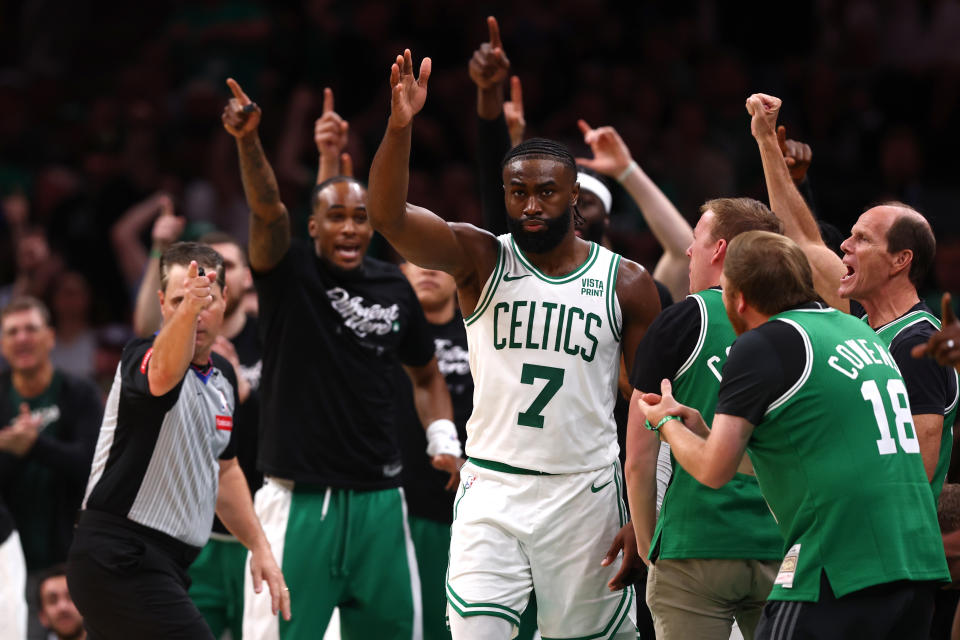 Jaylen Brown surpreendeu os Pacers com um 3 no final para preparar um rali do Celtic na prorrogação.  (Maddie Meyer/Imagens Getty)