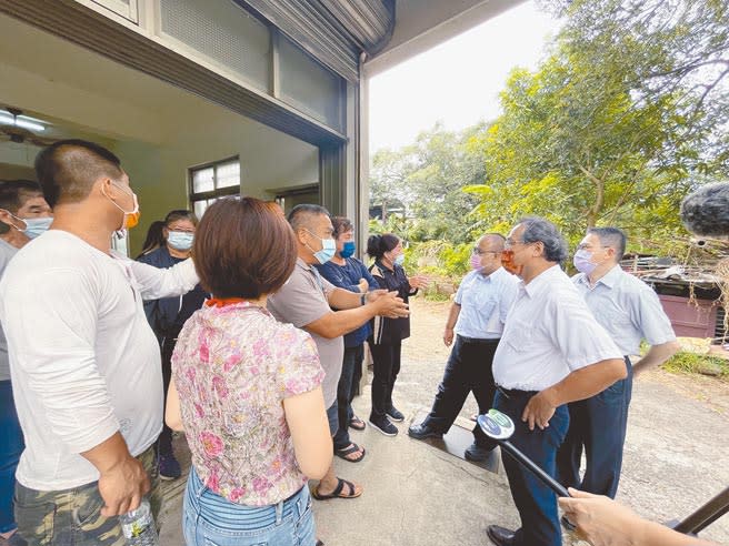 農委會副主委黃金城（右二）26日到新竹縣，與縣府、新竹縣養豬協會開會，研議暫停廚餘養豬相關方案。（莊旻靜攝）