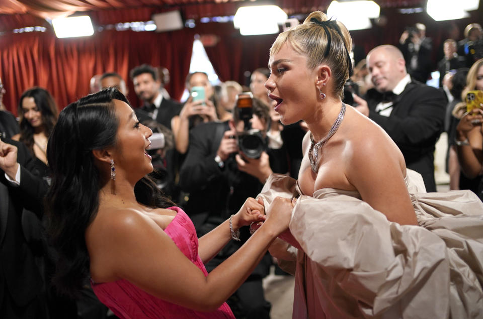 Stephanie Hsu, izquierda, y Florence Pugh llegan a los Oscar el domingo 12 de marzo de 2023 en el Teatro Dolby en Los Angeles.(Foto AP/John Locher)