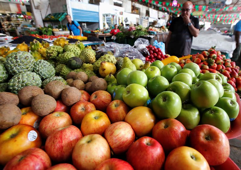 Foto de archivo. Un hombre compra frutas en un mercado en Cali