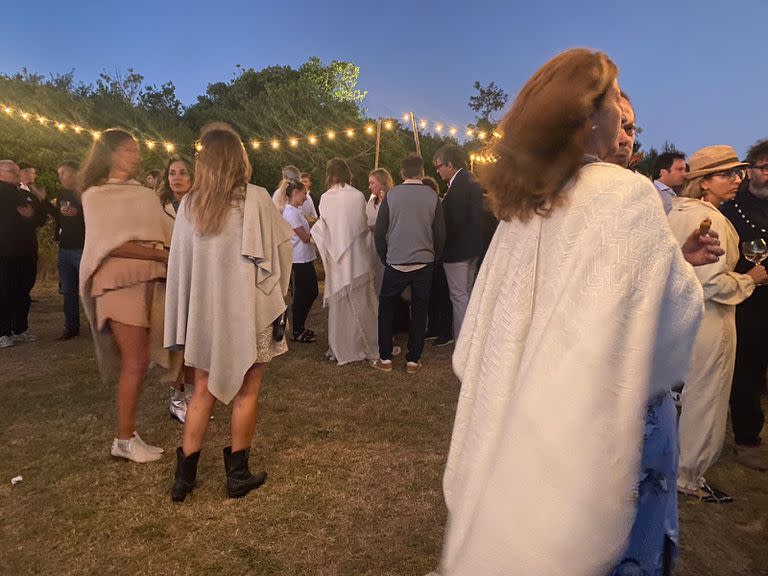 El furor por los ponchos y las ruanas, en un evento de verano en José Ignacio