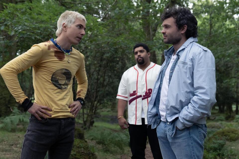 亞倫哈勒戴（左起）想帶領艾登艾倫瑞克、小歐席亞傑克森，進入森林尋找毒品的下落，結果碰上嗑藥發瘋的熊。（UIP提供）