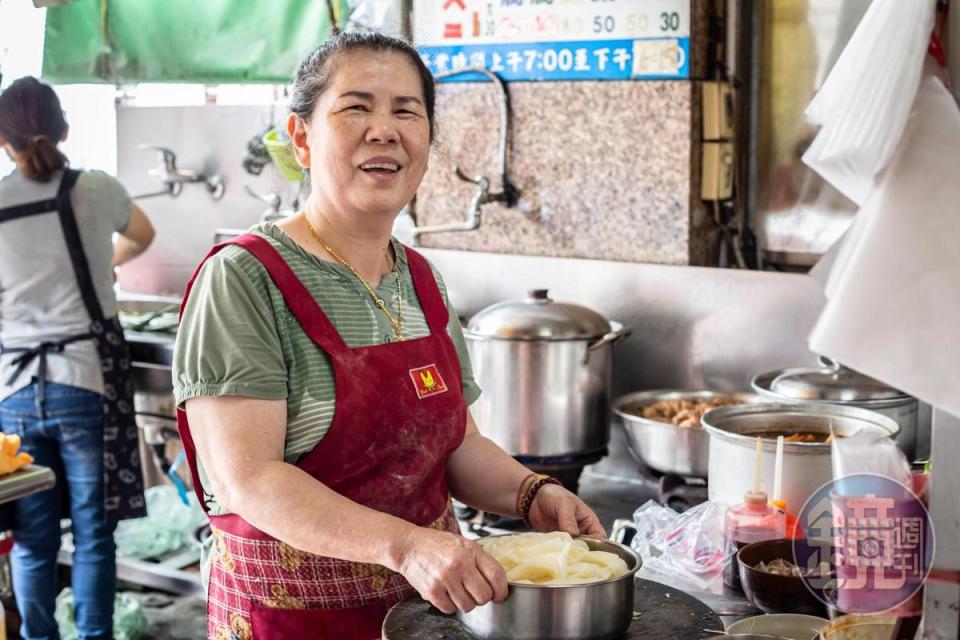 老闆娘劉妙帶著兒女一起撐起阿章意麵的名號。