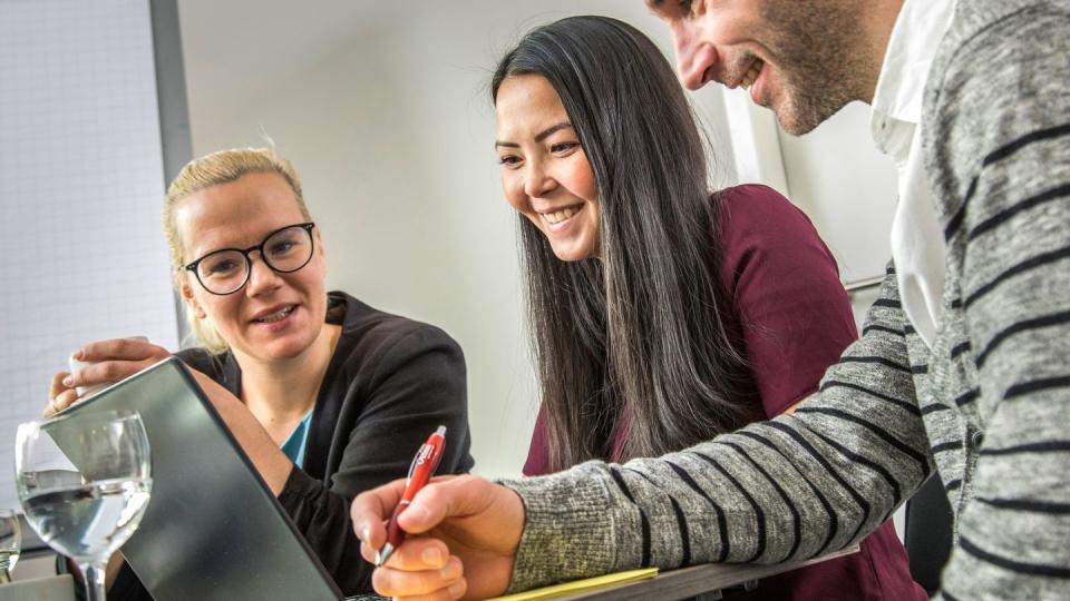 Es kommt nicht nur auf Fachwissen an: In einem Großteil der Stellenausschreibungen verlangen Arbeitgeber auch Teamgeist.