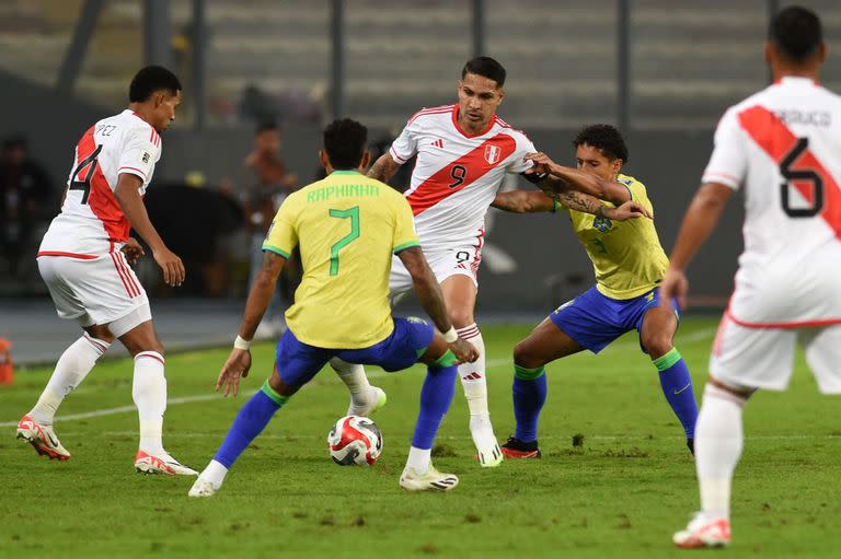 El capitán Paolo Guerrero, de 39 años, jugó el total de los minutos de Perú en las dos fechas de la eliminatoria; Marquinhos lo controla.