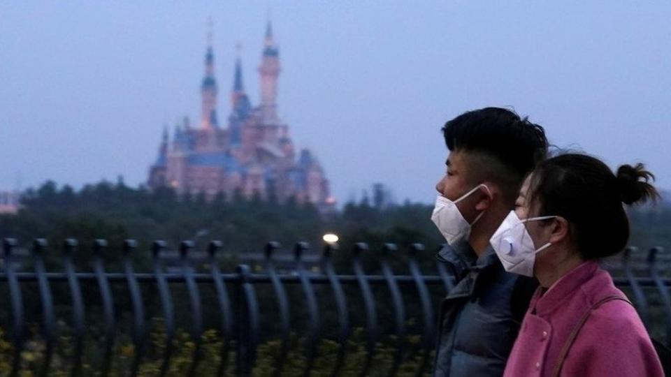 Pareja de chinos con mascarilla