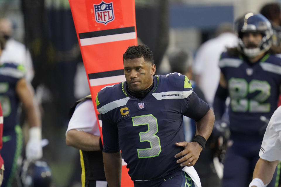 El quarterback Russell Wilson de los Seahawks de Seattle se encamina al camerino durante el descanso del partido contra los Patriots de Nueva Inglaterra, el domingo 20 de septiembre de 2020, en Seattle. (AP Foto/Elaine Thompson)