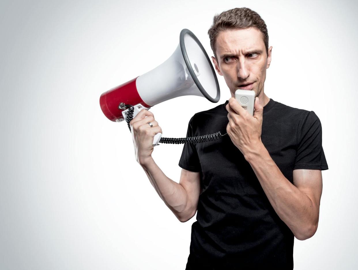 shutterstock <a href="https://www.shutterstock.com/es/image-photo/portrait-man-megaphone-his-inner-voice-146849000" rel="nofollow noopener" target="_blank" data-ylk="slk:Shutterstock / Stone36;elm:context_link;itc:0;sec:content-canvas" class="link ">Shutterstock / Stone36</a>